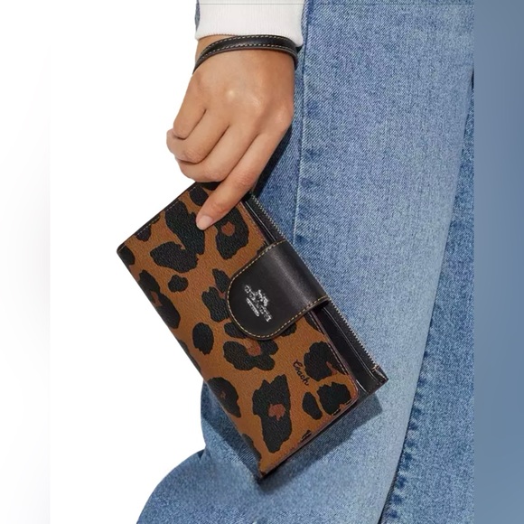NWT Coach Phone Wallet With Leopard Print And Signature Canvas Interior - Picture 2 of 4